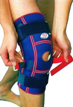 Die beidseitigen Schienen der TSM Kniebandage 3264 erzielen eine fühlbare Stabilisierung des Kniegelenks.