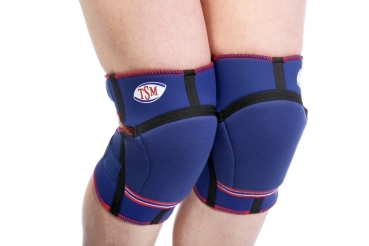 Die Knie-Protec aktiv Bandage verfügt, wie alle anderen TSM Polsterbandagen auch, über ein progressiv dämpfendes Neoprenpolster, das hervorragende Rückstelleigenschaften hat und in Belastungssektoren unterteilt ist