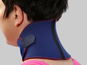 Bei Nackenschmerzen einfach die TSM Nackenbandage Pro umlegen und die Verspannungen lösen sich