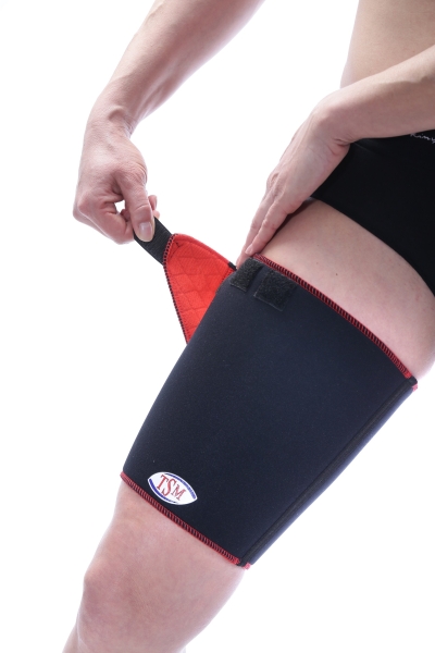 Durch den Klettverschluss läßt sich die Oberschenkelbandage Pro mit Noppen ideal an den Oberschenkel anpassen.